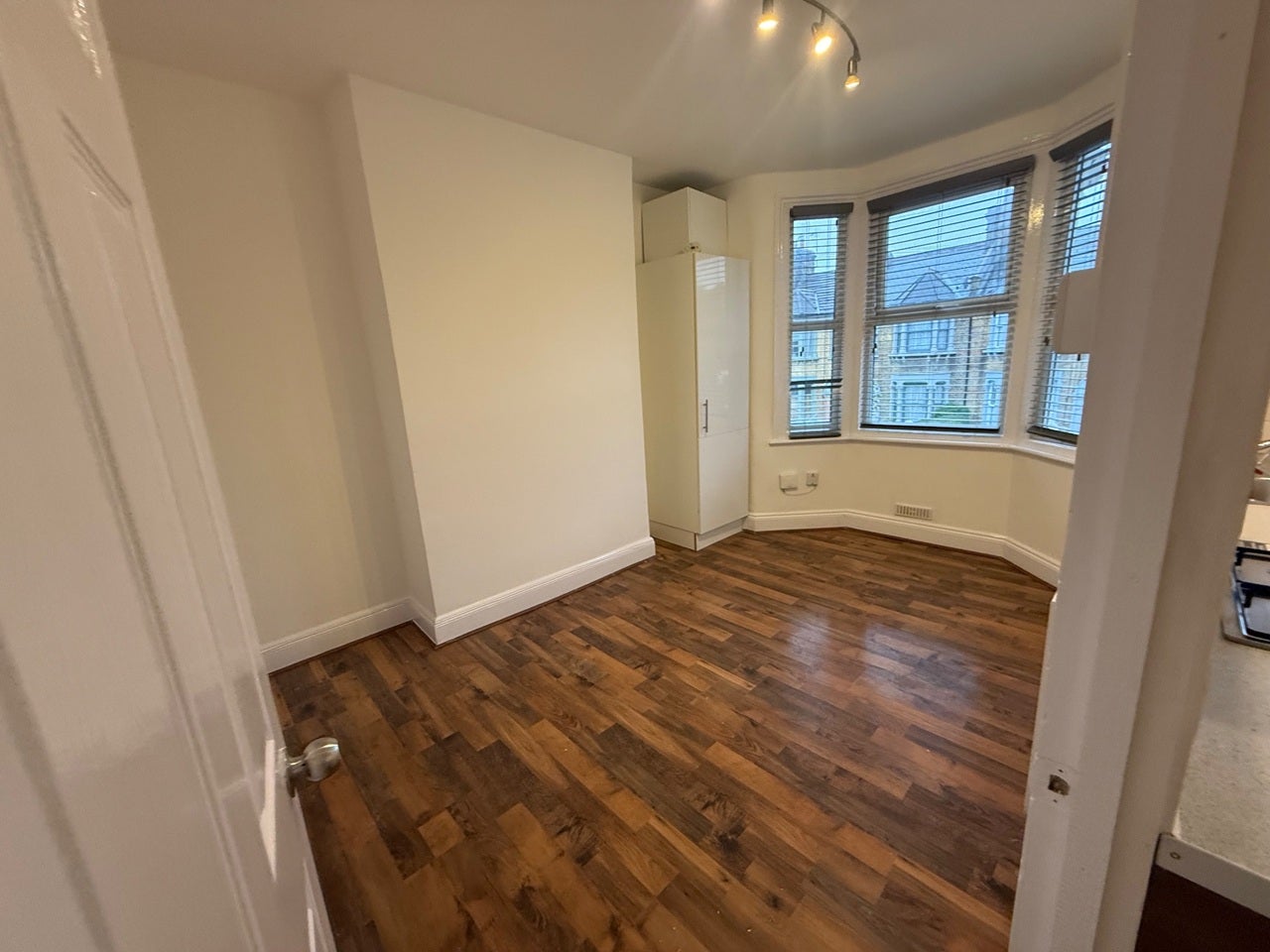Flat Woodhouse Road in Greater London