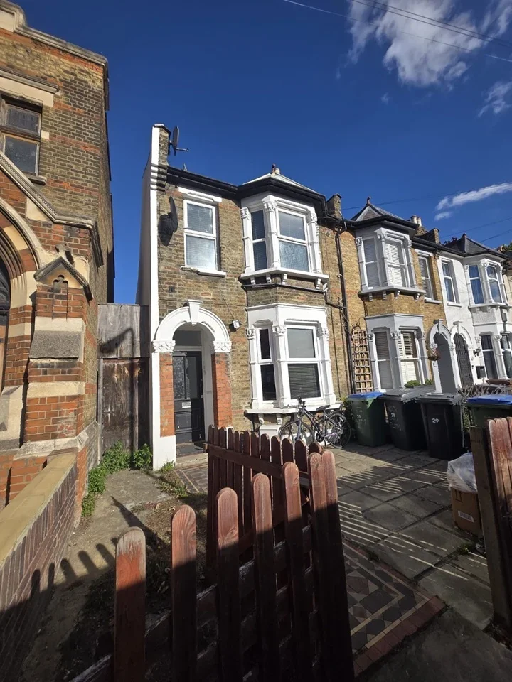 Flat Woodhouse Road in Greater London