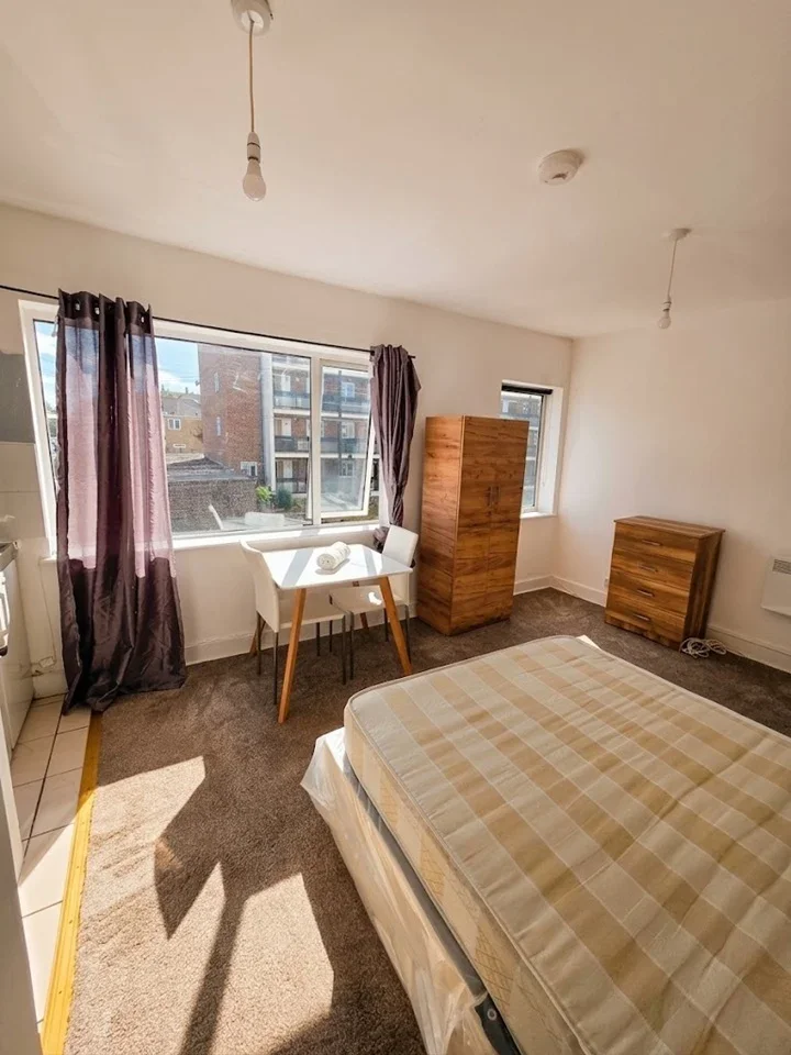 Flat Gossage Road in Greater London