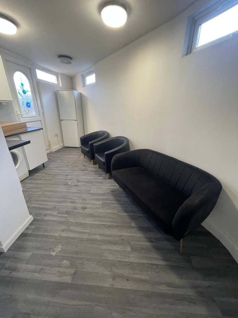 Flat Becontree Avenue in Greater London