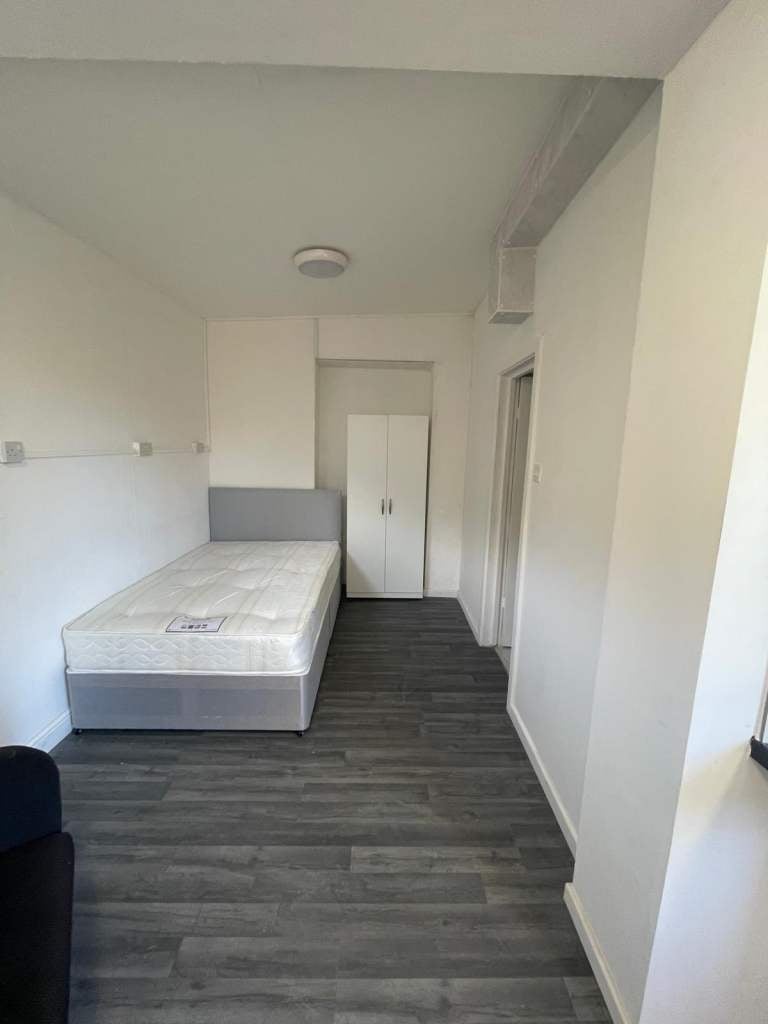 Flat Becontree Avenue in Greater London