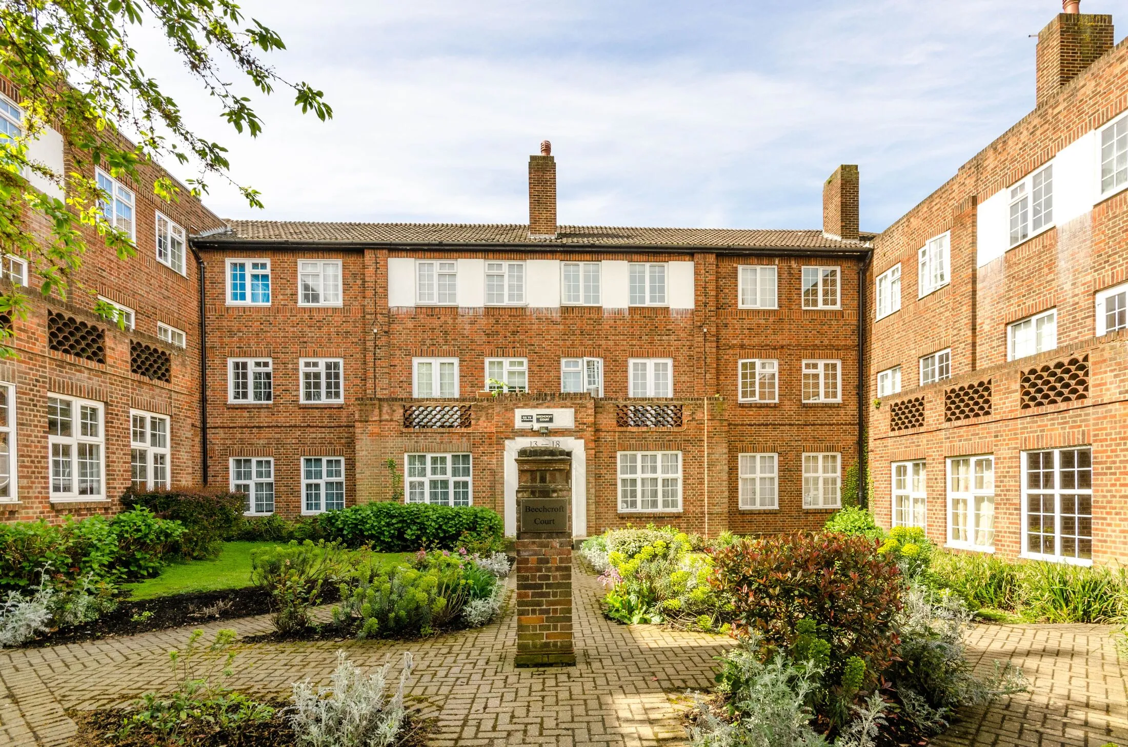 Flat Broadwalk Lane in Greater London