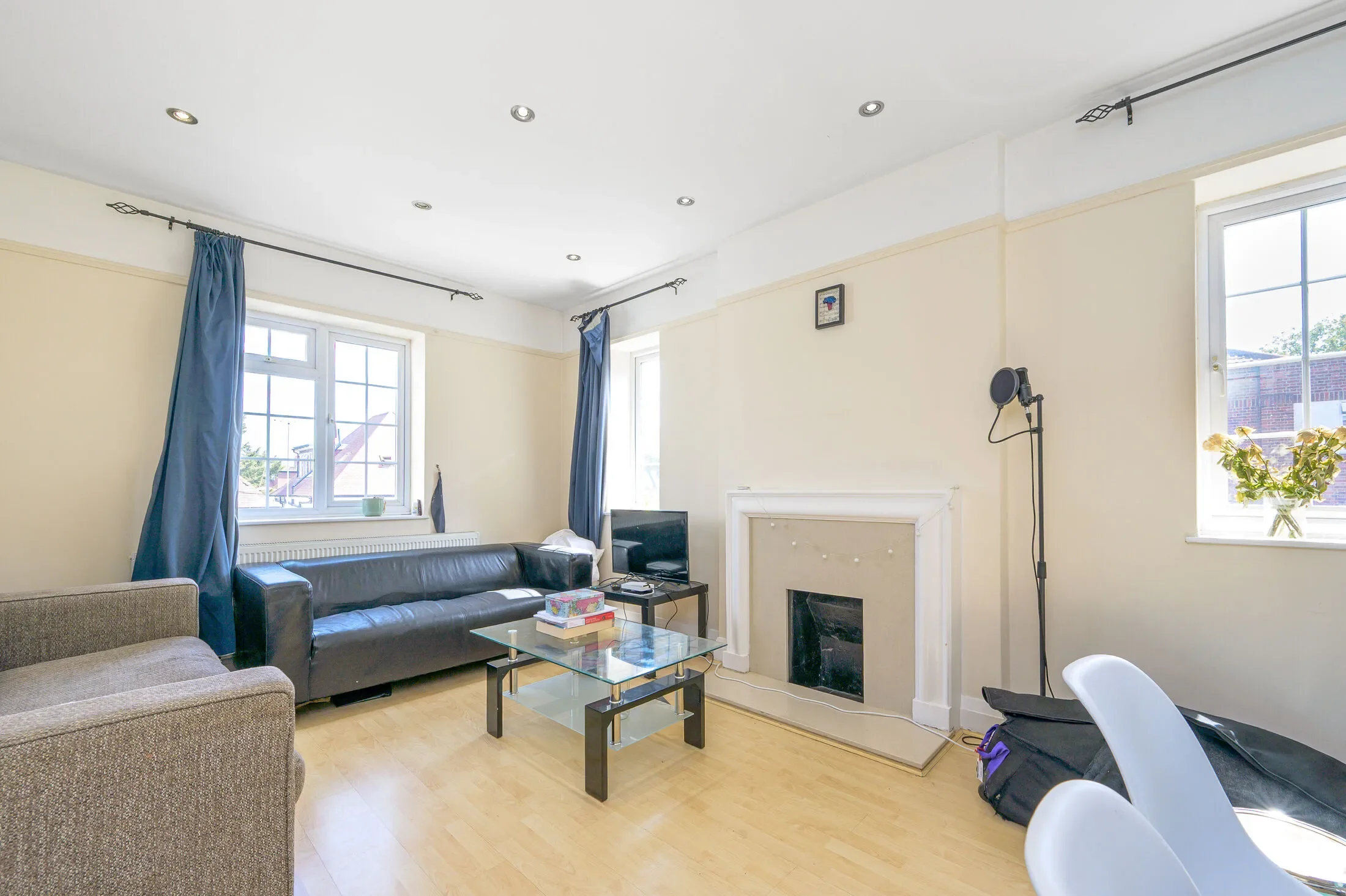 Flat Broadwalk Lane in Greater London