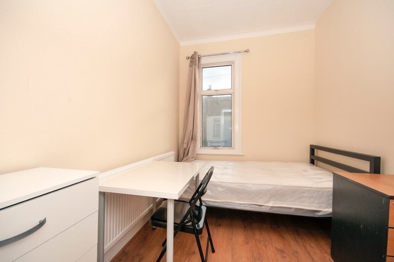 Room Leyton Park Road in Greater London