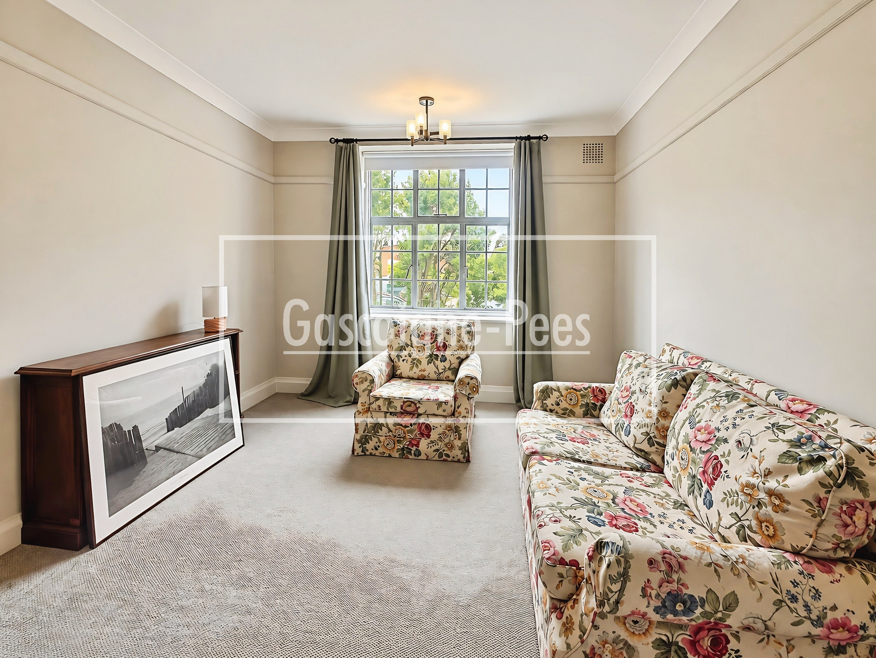 Flat Hardman Road in Greater London