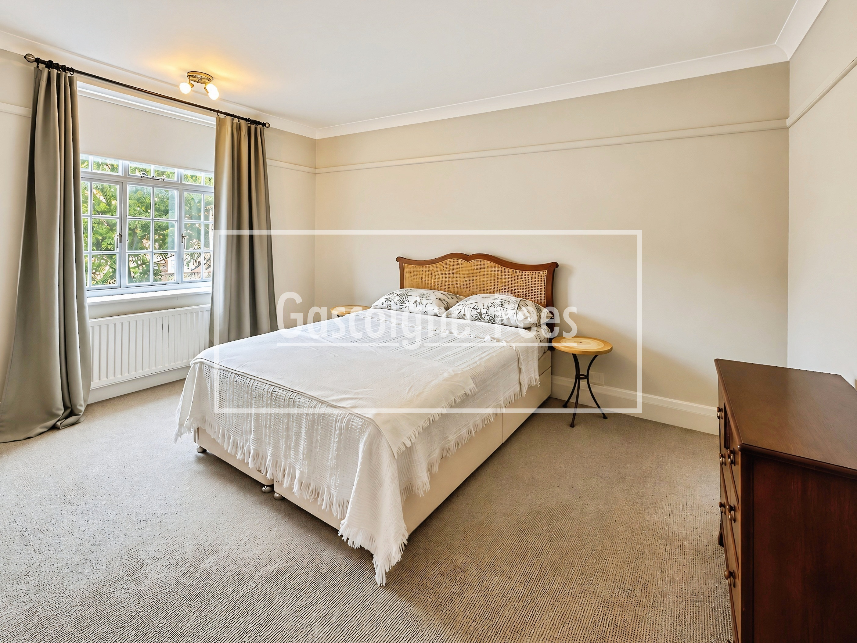 Flat Hardman Road in Greater London