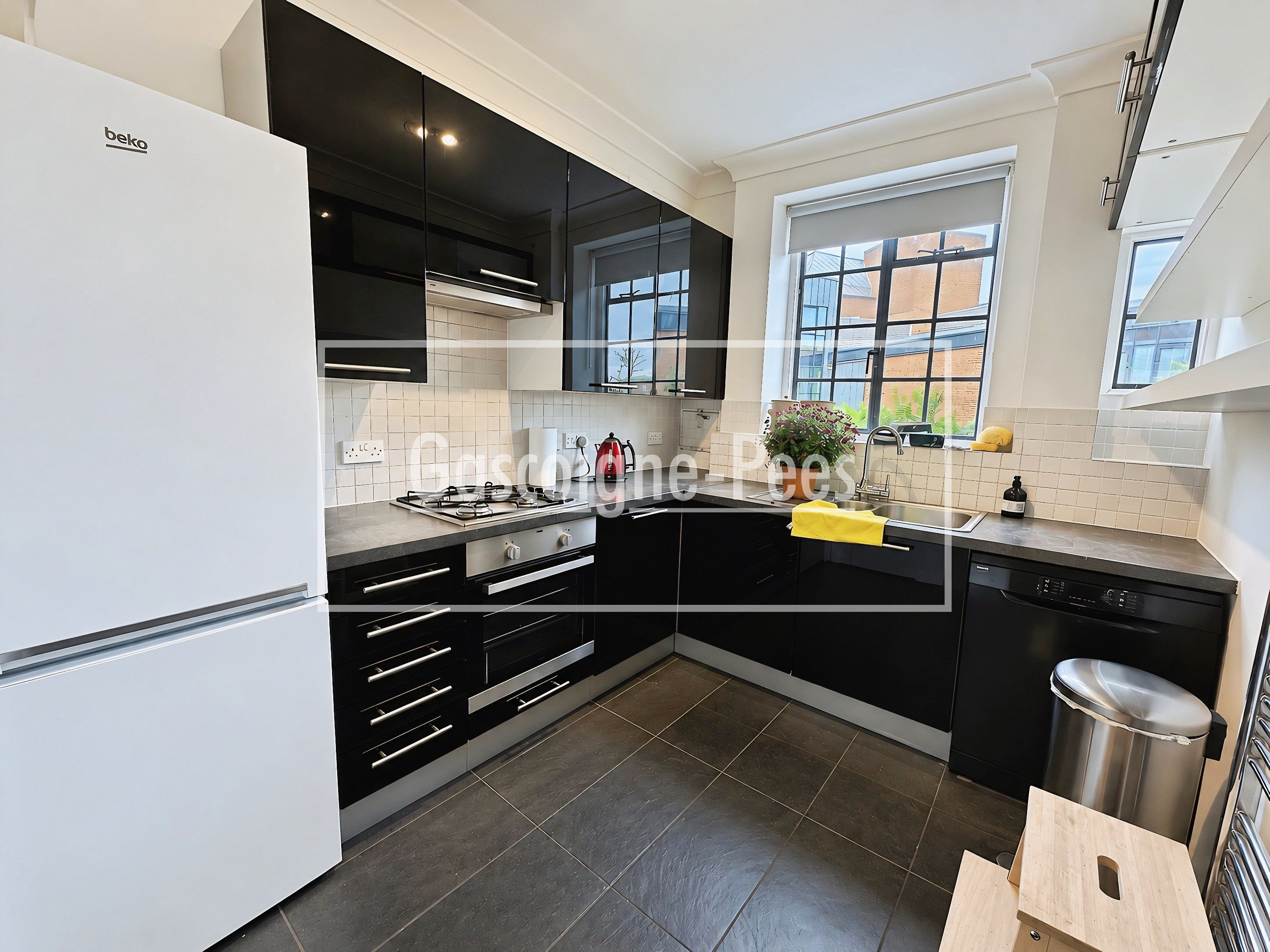 Flat Hardman Road in Greater London