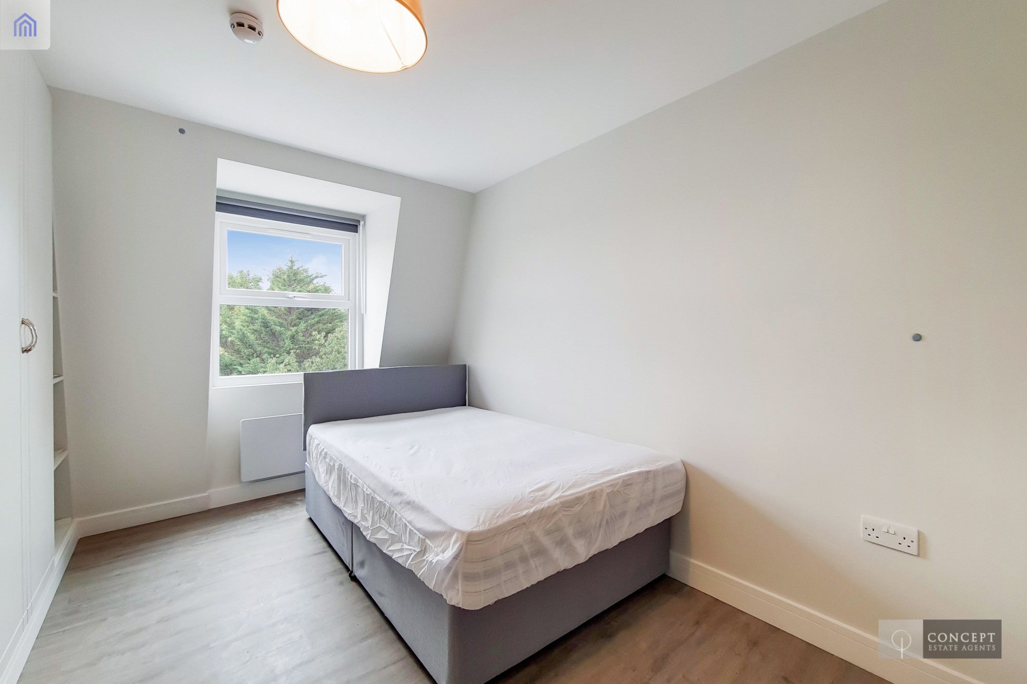 Room Tooting High Street in Greater London