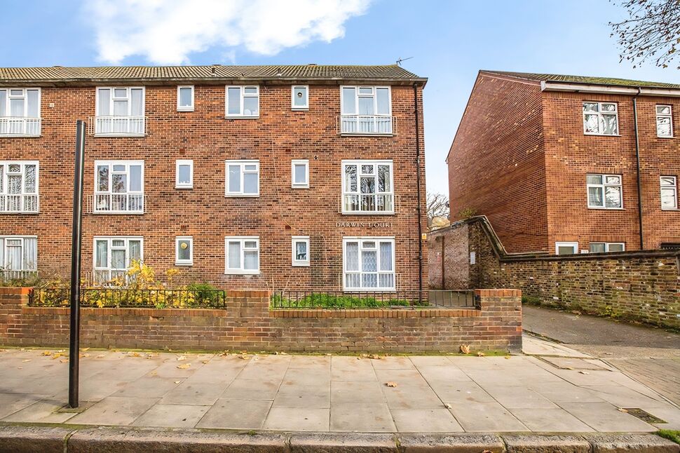Flat Howard's Road in Greater London