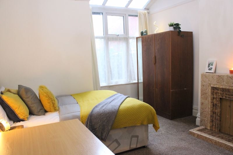 Room Somerset Road in Bolton