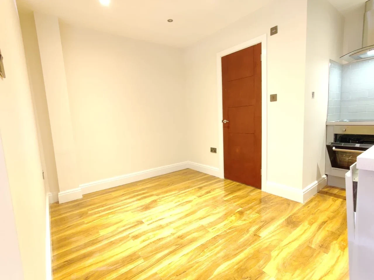Flat Mitcham Lane in Greater London