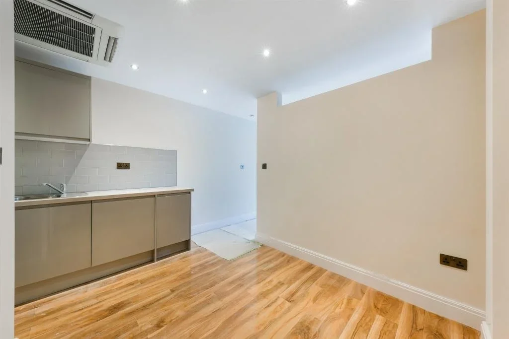 Flat Mitcham Lane in Greater London