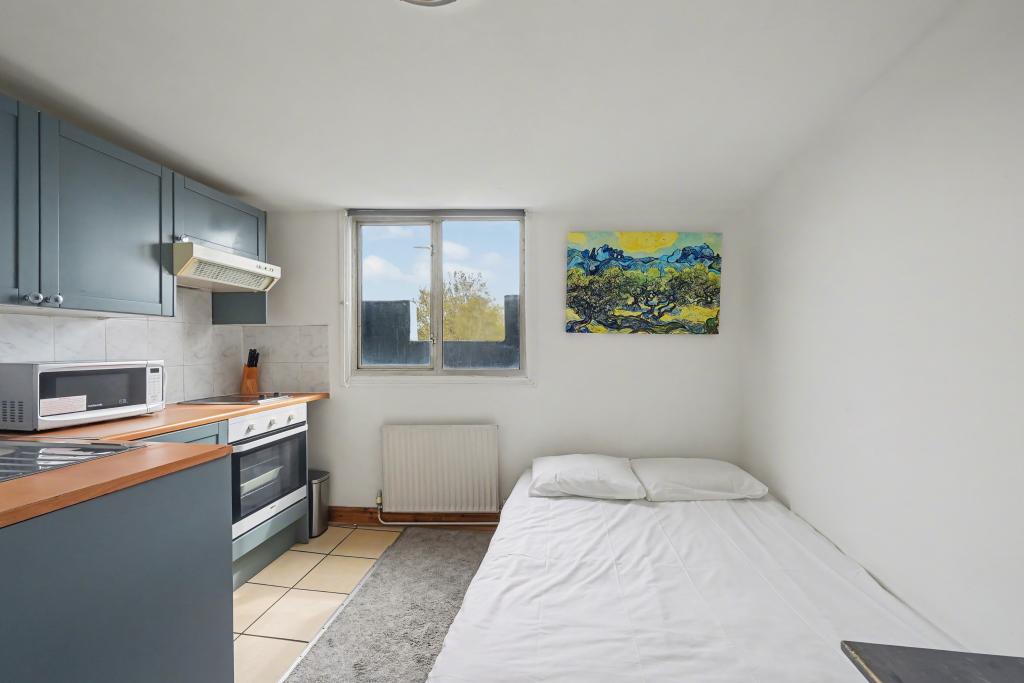 Room West Cromwell Road in Greater London