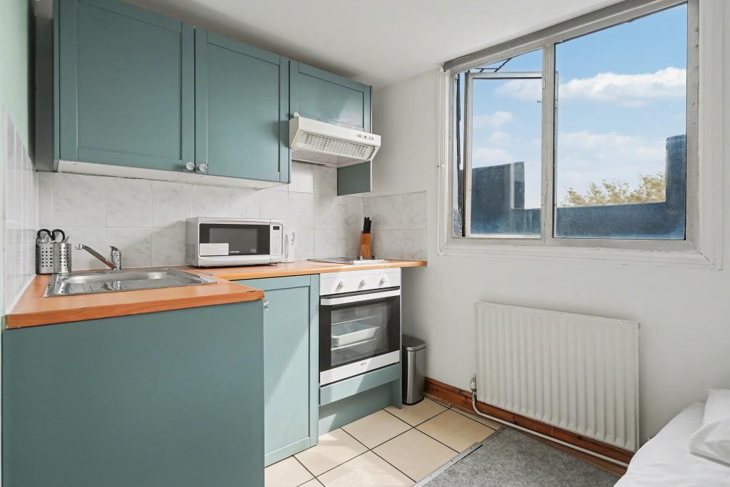 Room West Cromwell Road in Greater London