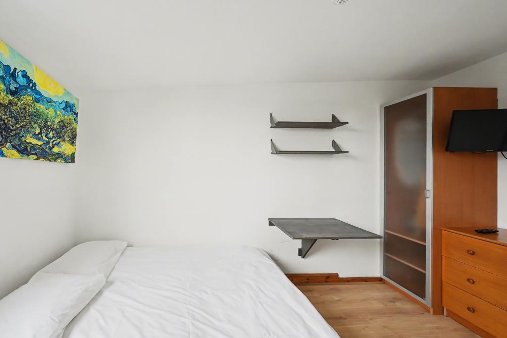 Room West Cromwell Road in Greater London