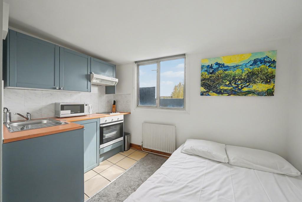 Room West Cromwell Road in Greater London