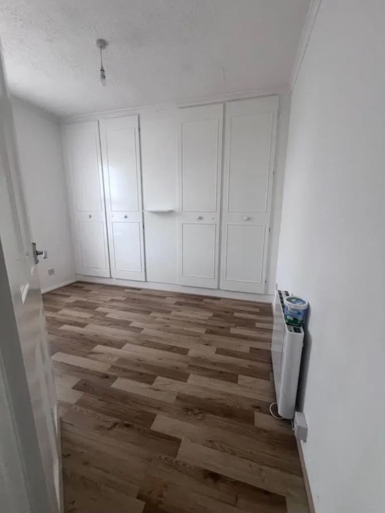 Flat Elgin Road in Greater London