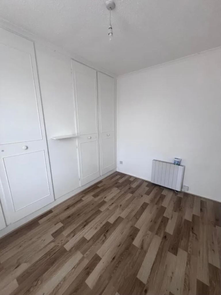 Flat Elgin Road in Greater London
