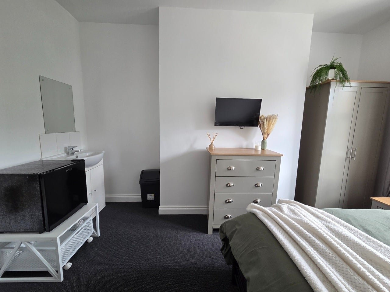 Room Bryanstone Road in Bournemouth