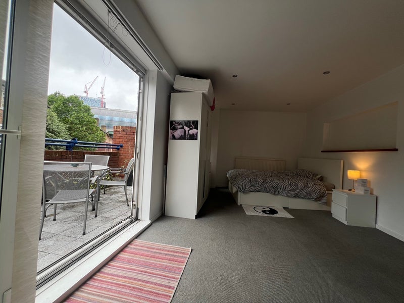 Room Tooley Street in Greater London