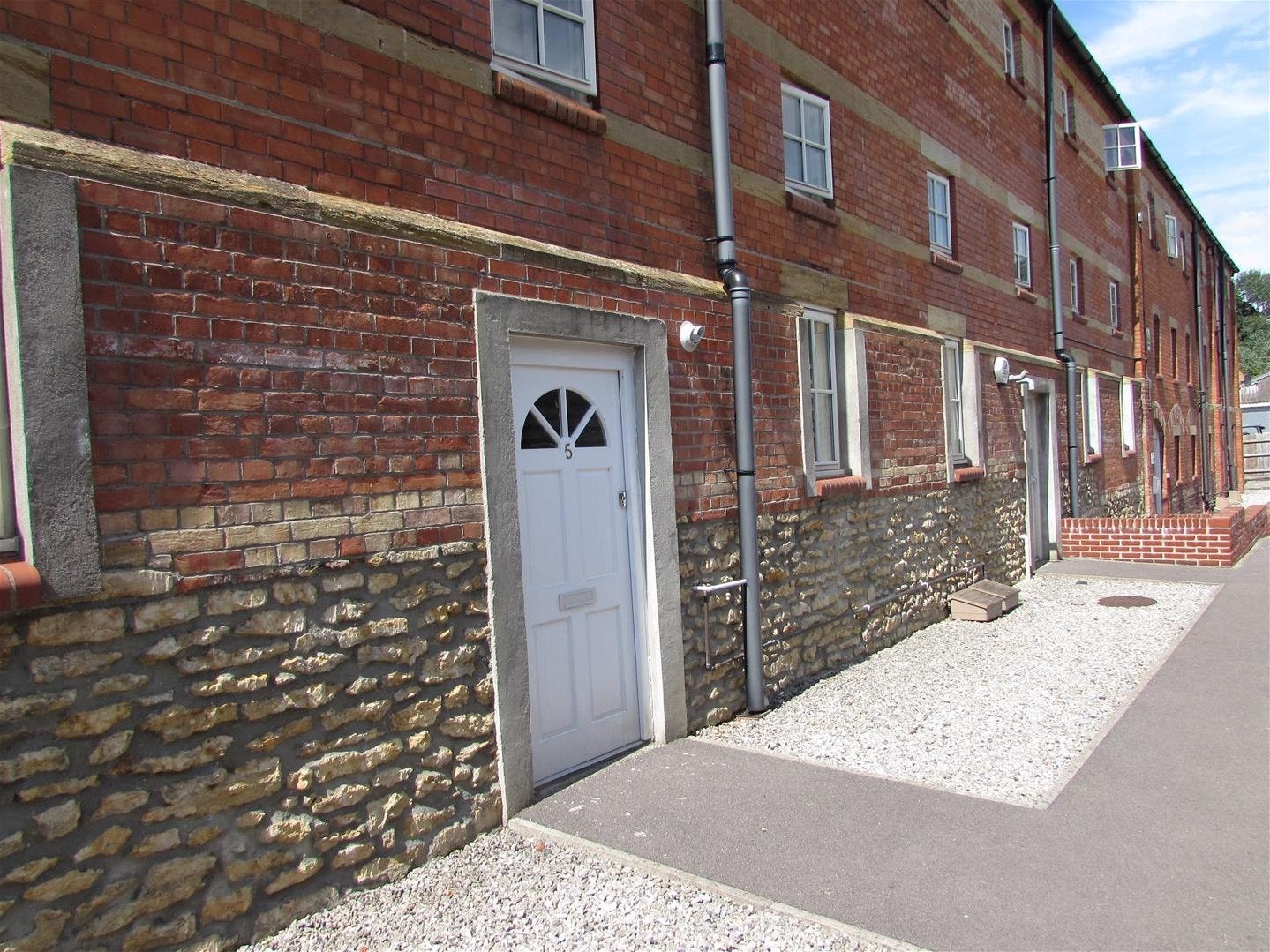 Flat Gibbs Court in Crewkerne