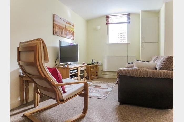 Flat Gibbs Court in Crewkerne