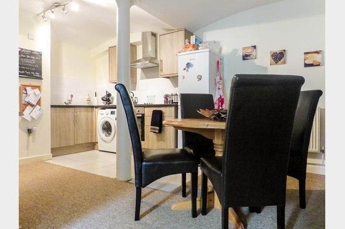 Flat Gibbs Court in Crewkerne