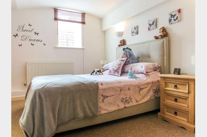 Flat Gibbs Court in Crewkerne