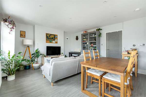 Flat Homefield Road in Greater London