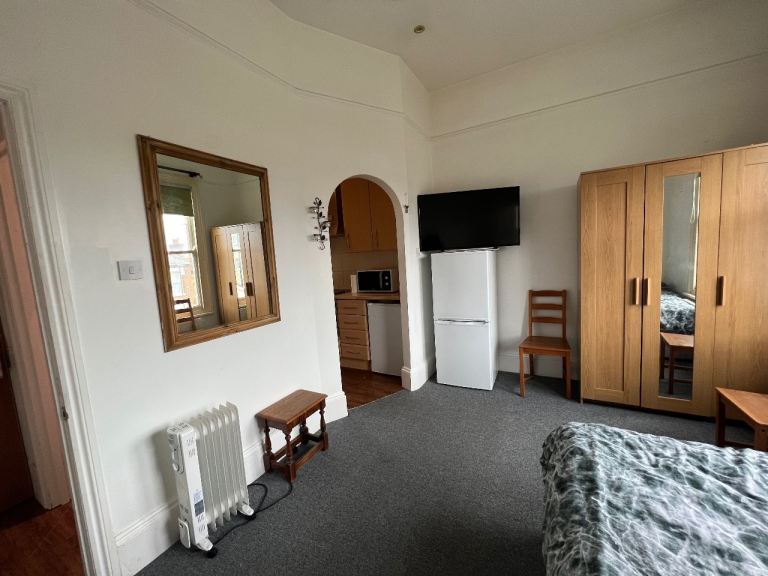 Flat Woodville Road in Greater London