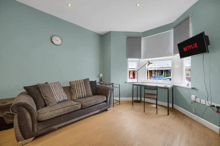 Flat Moira Terrace in Cardiff