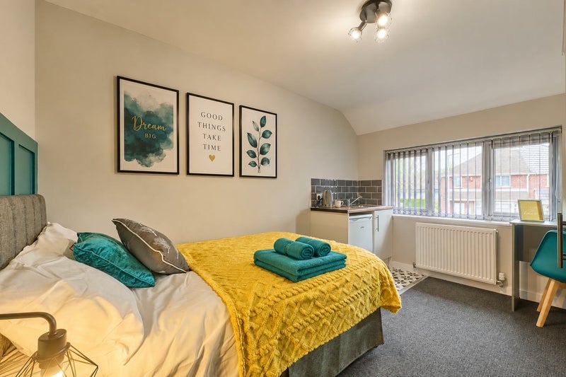 Room Newcastle Road in Stoke-on-Trent