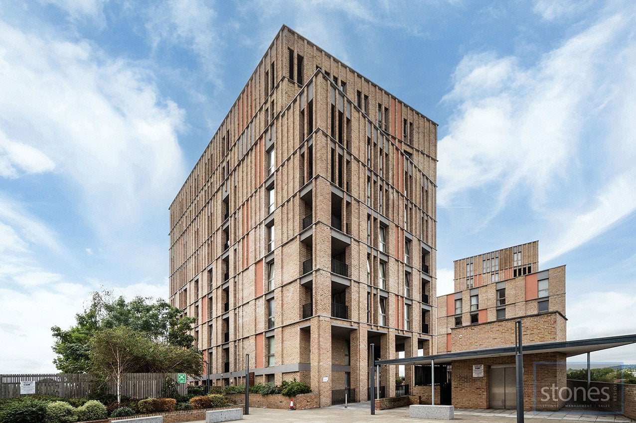Flat Dudden Hill Lane in Greater London