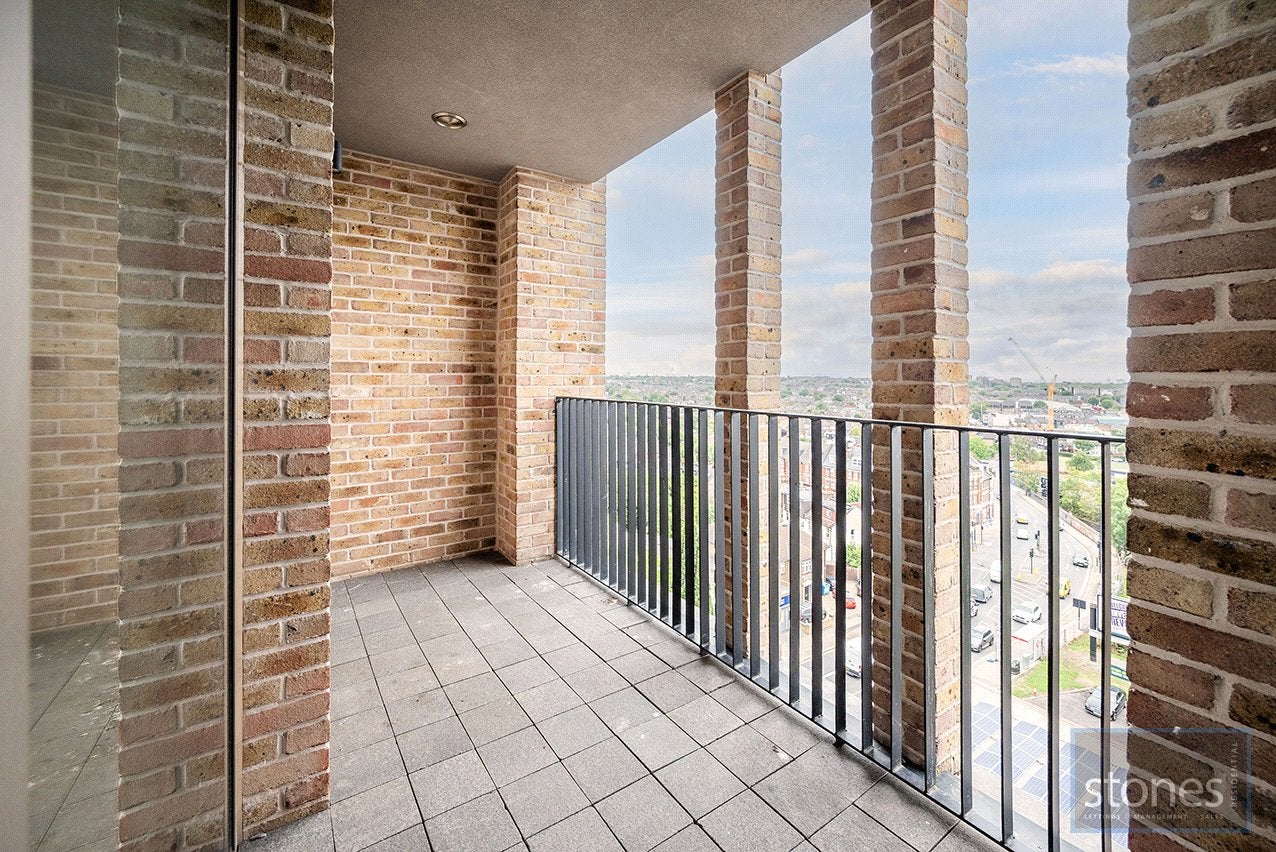 Flat Dudden Hill Lane in Greater London