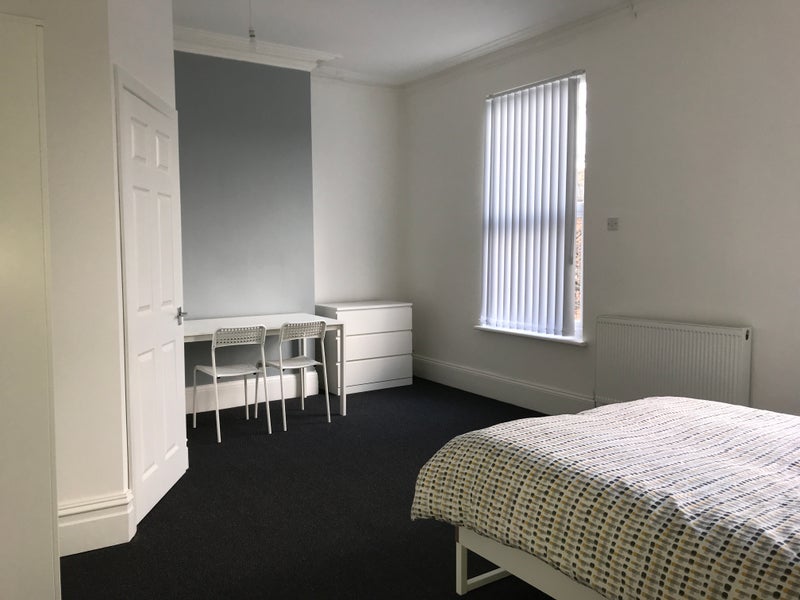 Room Hampstead Road in Liverpool