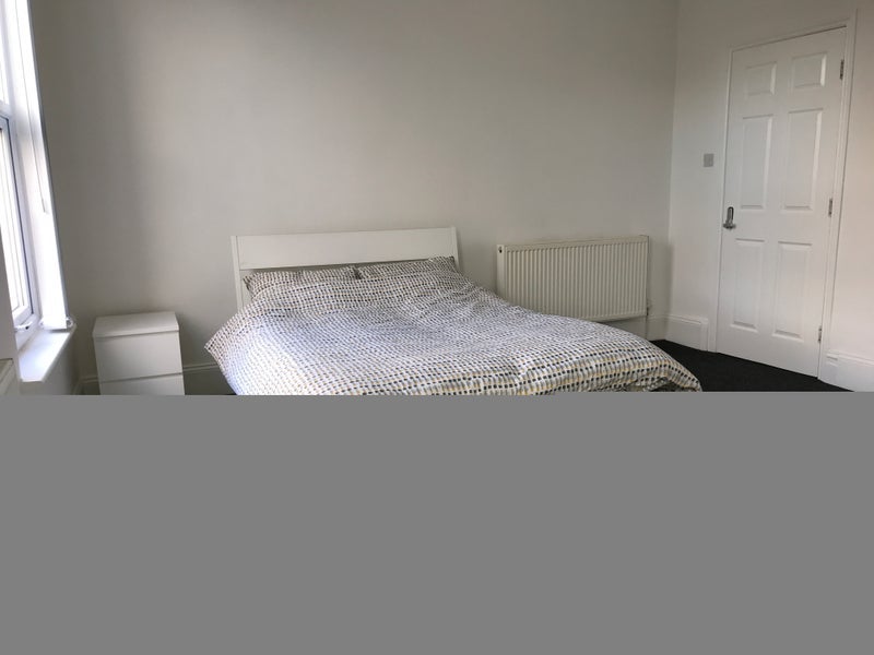Room Hampstead Road in Liverpool