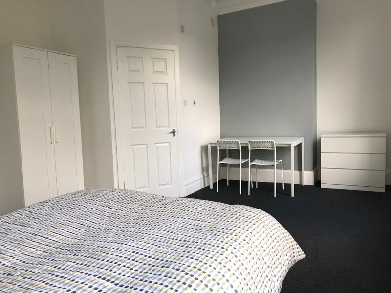 Room Hampstead Road in Liverpool