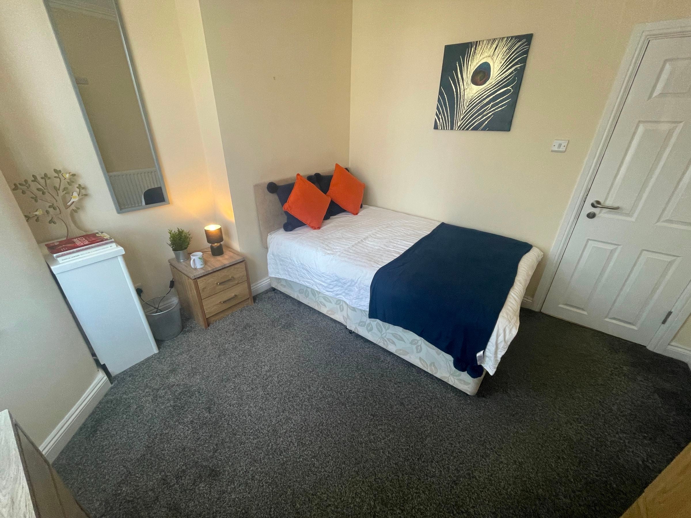 Room Derrington Avenue in Crewe