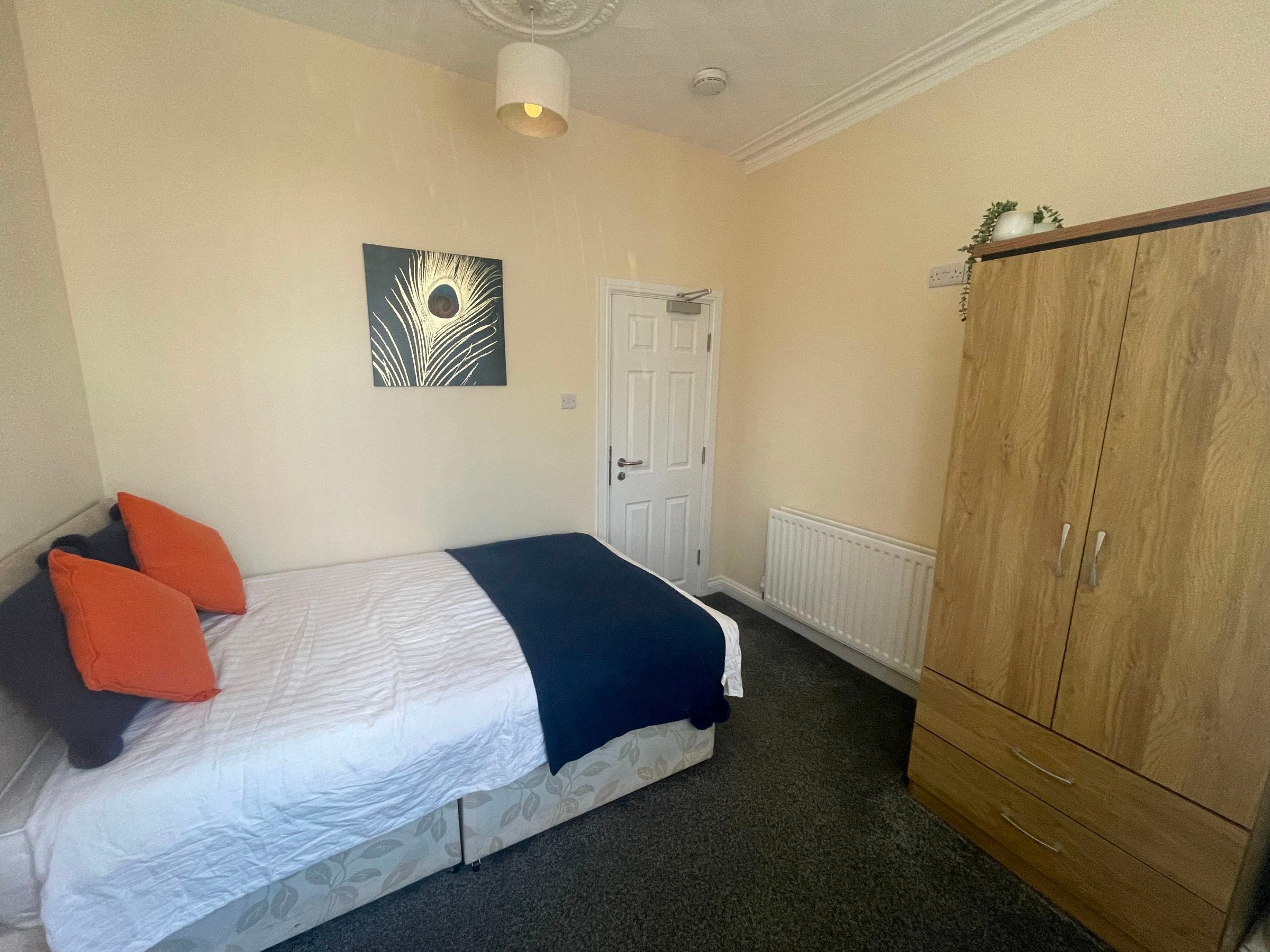 Room Derrington Avenue in Crewe