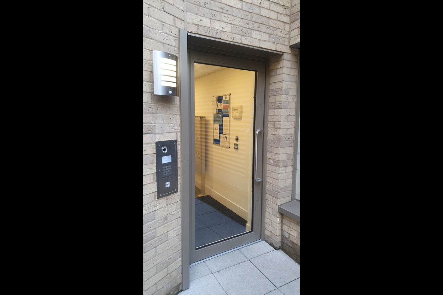 Flat Garnet Place in Greater London