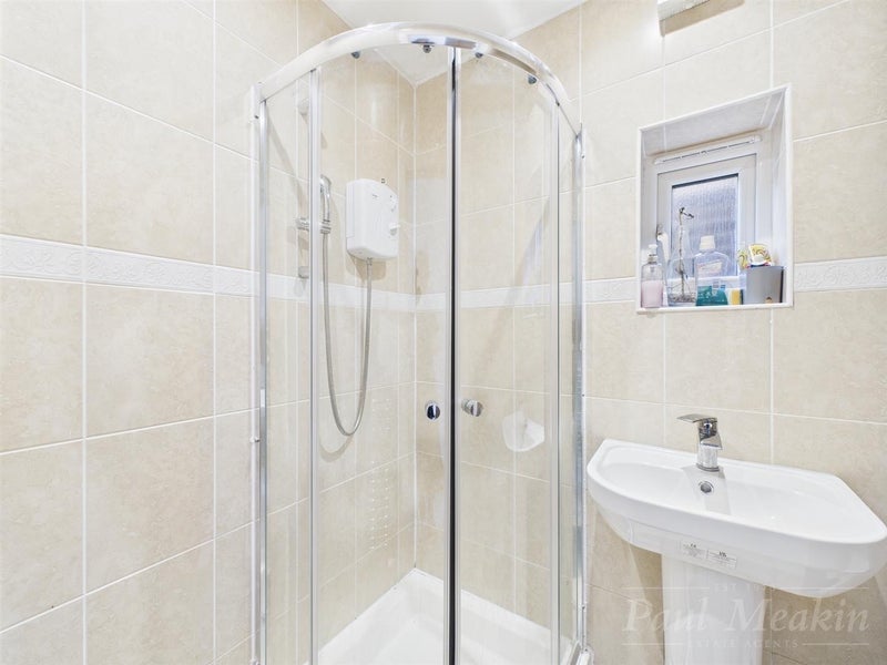 Room Croham Valley Road in Greater London