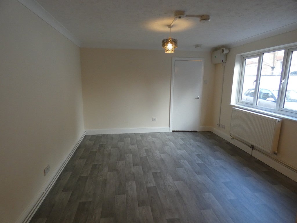 Flat Cardington Road in Bedford