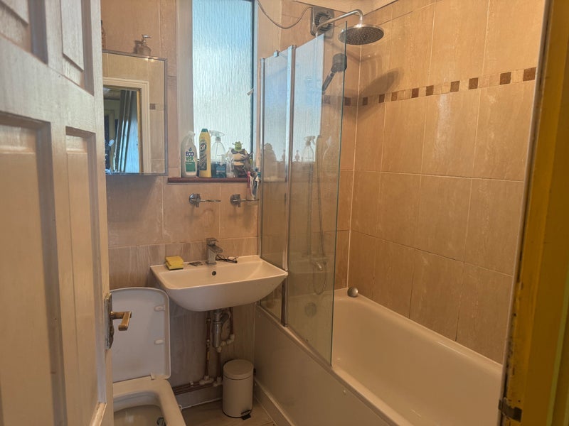 Room Perry Gardens in Greater London