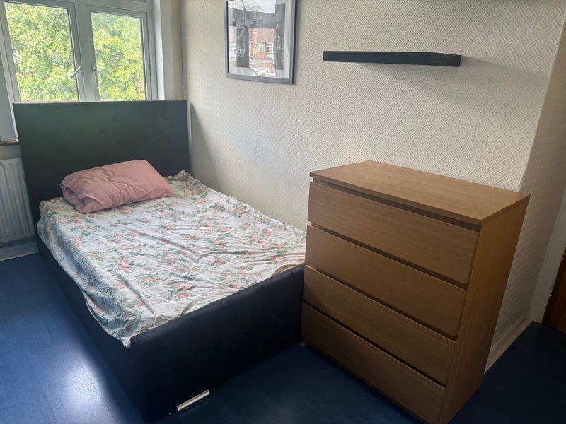 Room Perry Gardens in Greater London