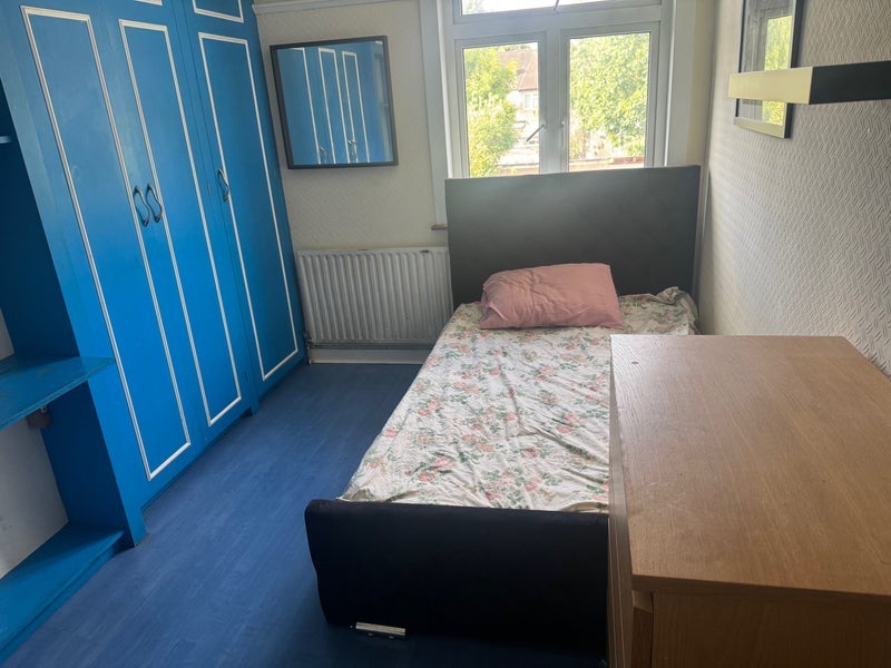 Room Perry Gardens in Greater London