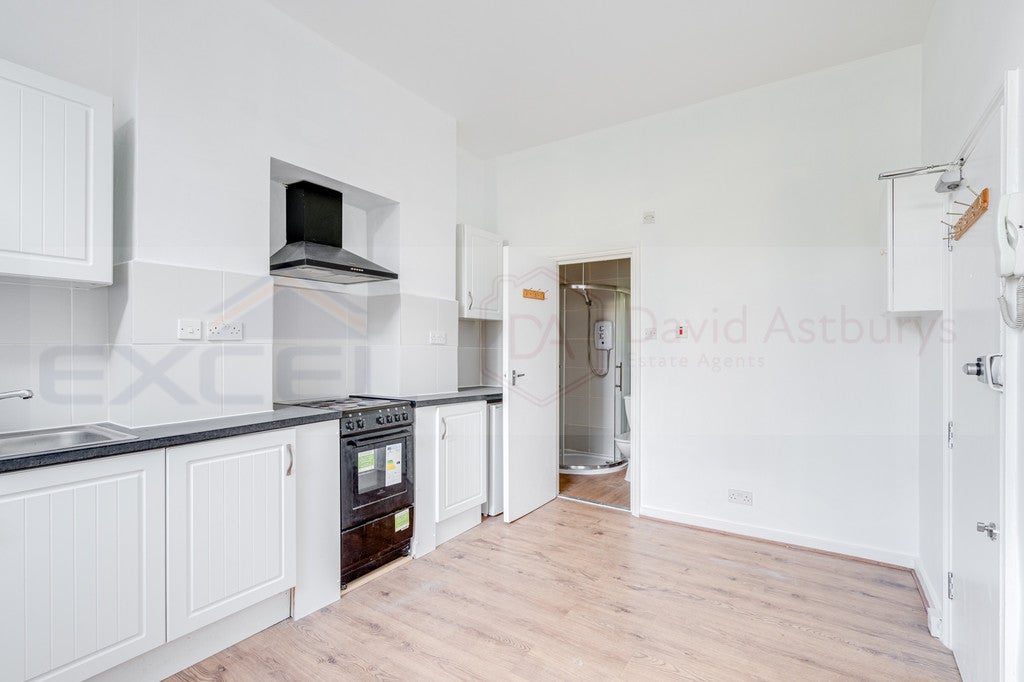 Flat Iverson Road in Greater London