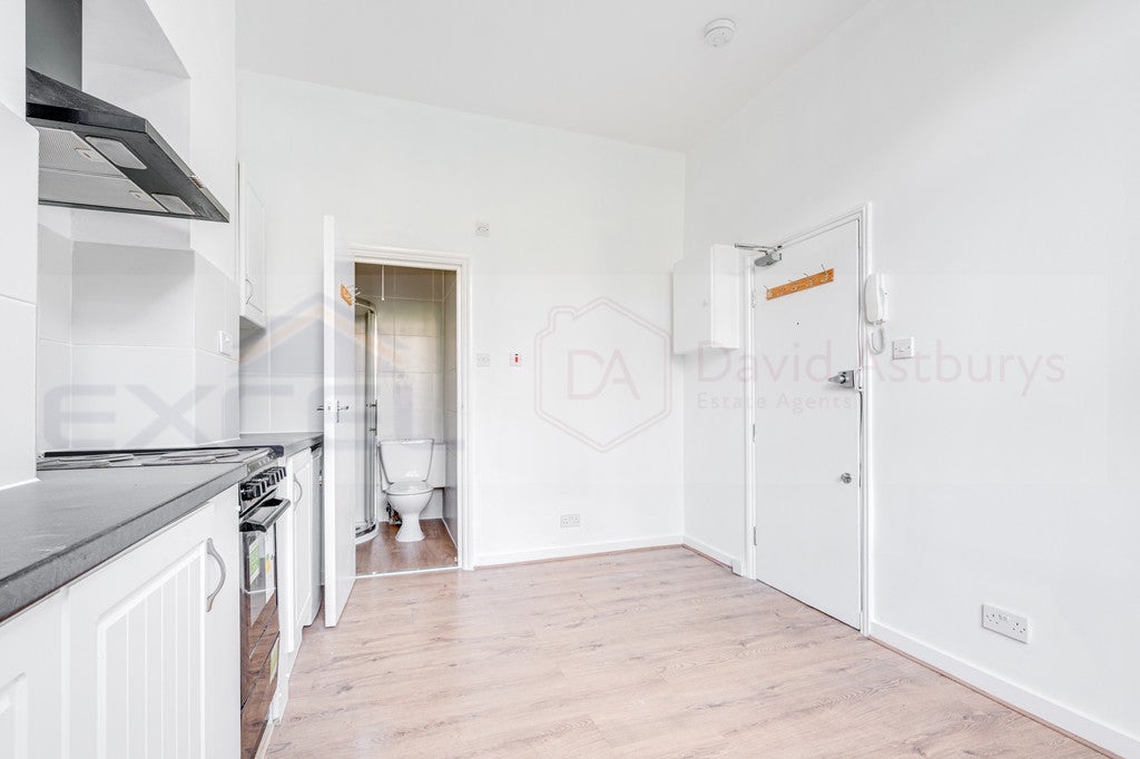 Flat Iverson Road in Greater London