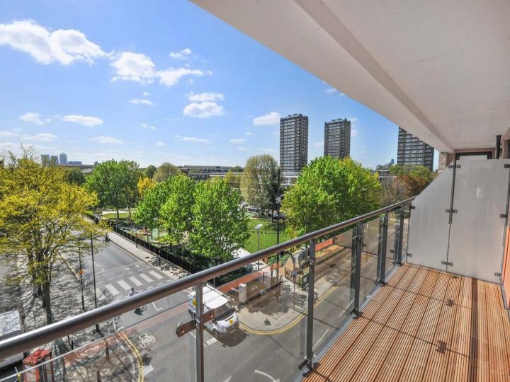 Flat Kingsland Road in Greater London