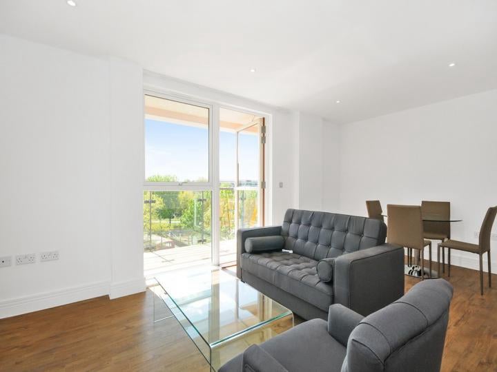 Flat Kingsland Road in Greater London