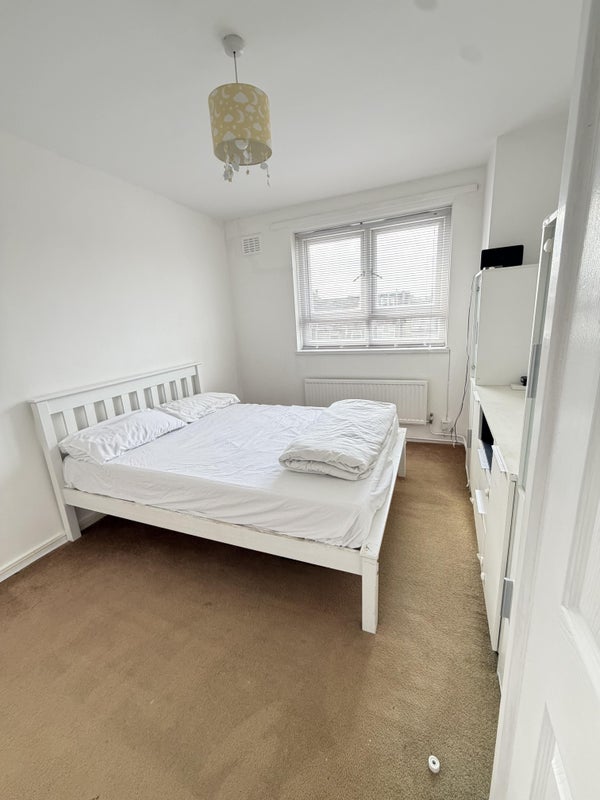 Room Flanders Road in Greater London